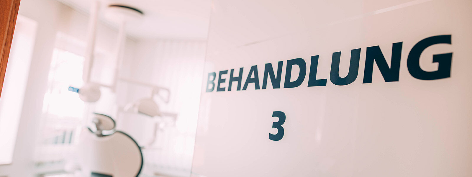 Ein Türschild: Behandlungsraum 3 in Zahnarztpraxis Erbach.